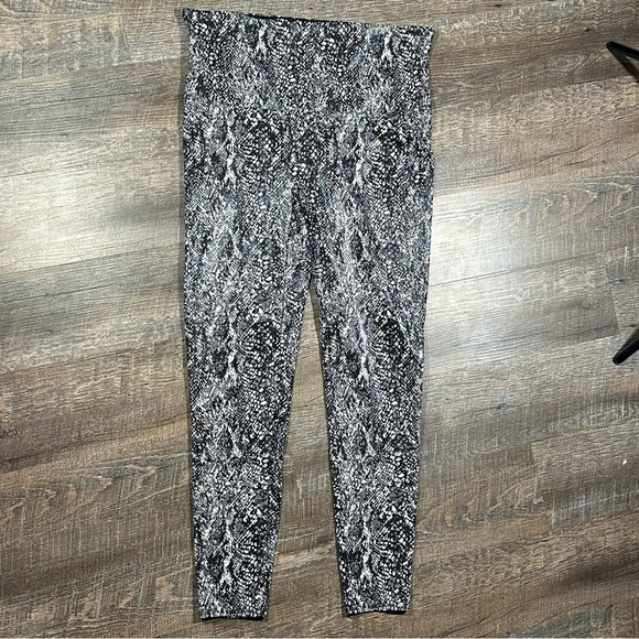 NWOT SPANX Faux Leather Snake Shine Grey Snakeskin Print Leggings 2X - Picture 3 of 12